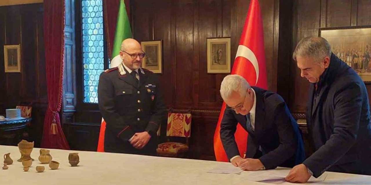 Türkiye’den kaçırılan 10 toprak eser Türk yetkililere teslim edildi