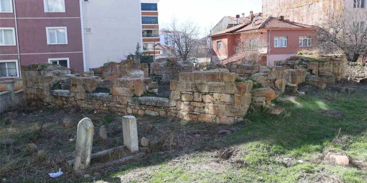 Yüzyıl önce temelleri atılan ve tamamlanamayan cami yüksek binalar arasında kaldı