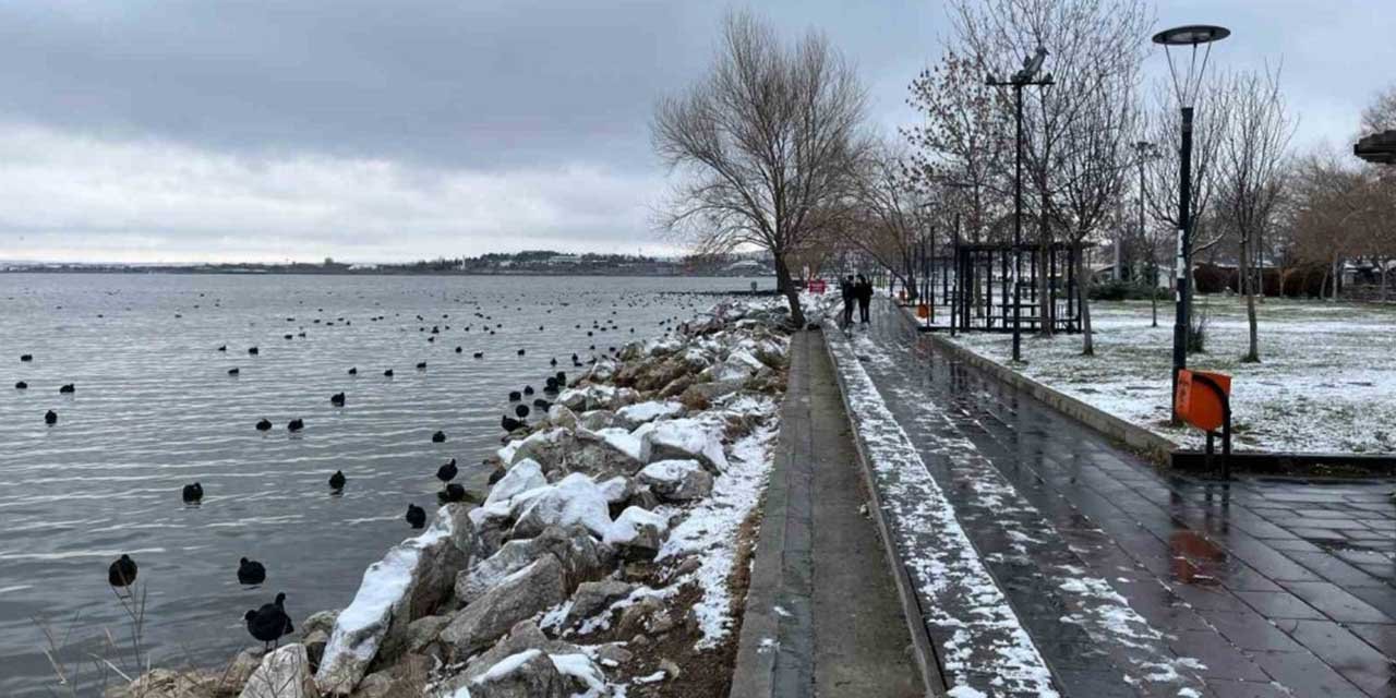 Başkentte parklar beyaza büründü