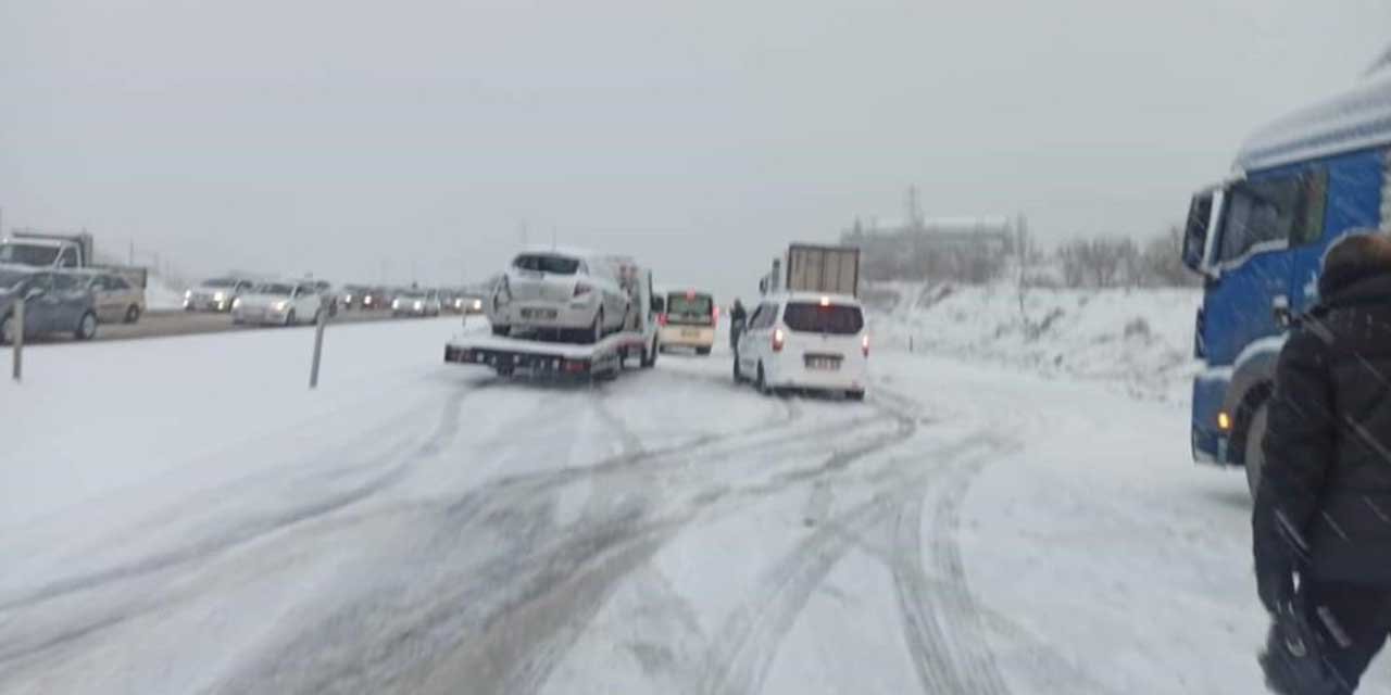 Kar Ankara-Kırıkkale yolunda ulaşımda aksamalara neden oldu