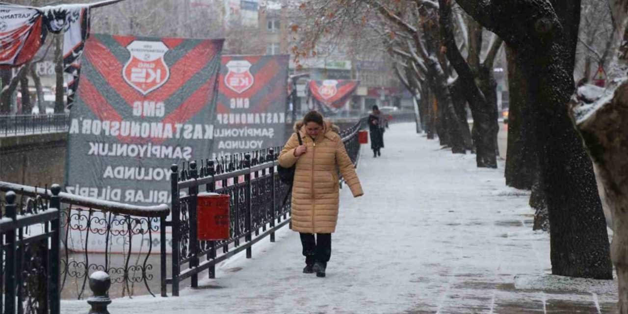 Kar yağışı Kastamonu’yu beyaza bürüdü: Vatandaşlar yeni güne karla uyandı