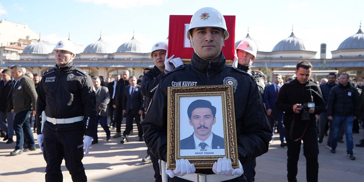 Evinde ölü bulunan kaymakam dualarla uğurlandı