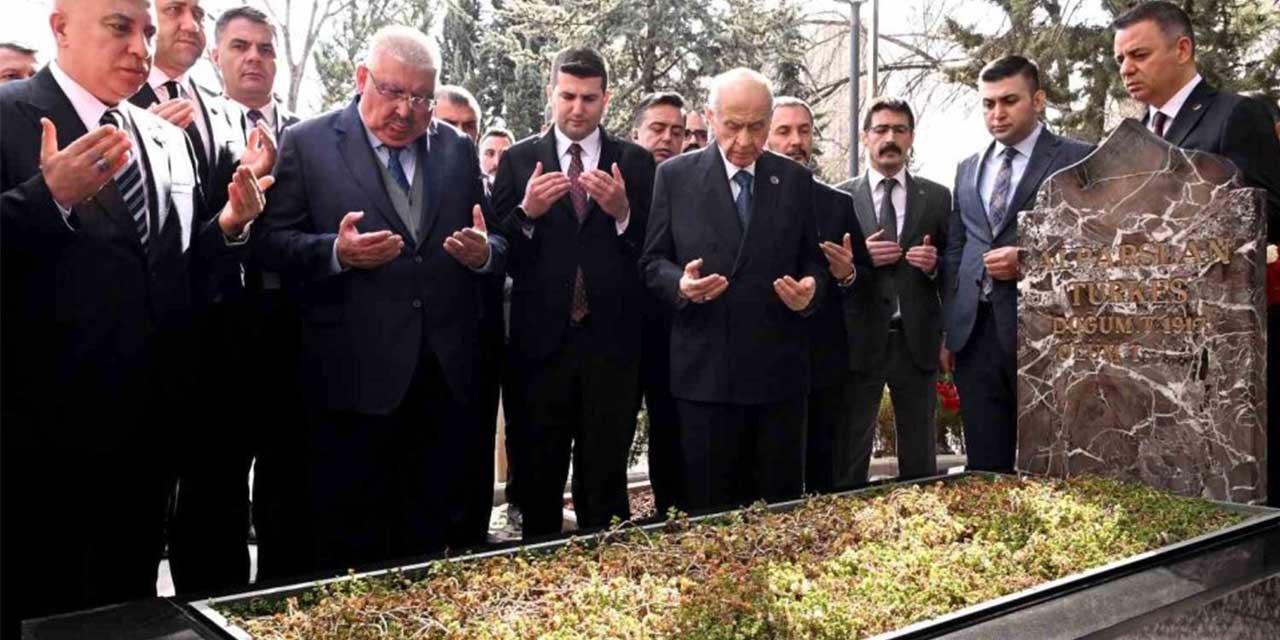 Bahçeli, Alparslan Türkeş’in kabrini ziyaret etti