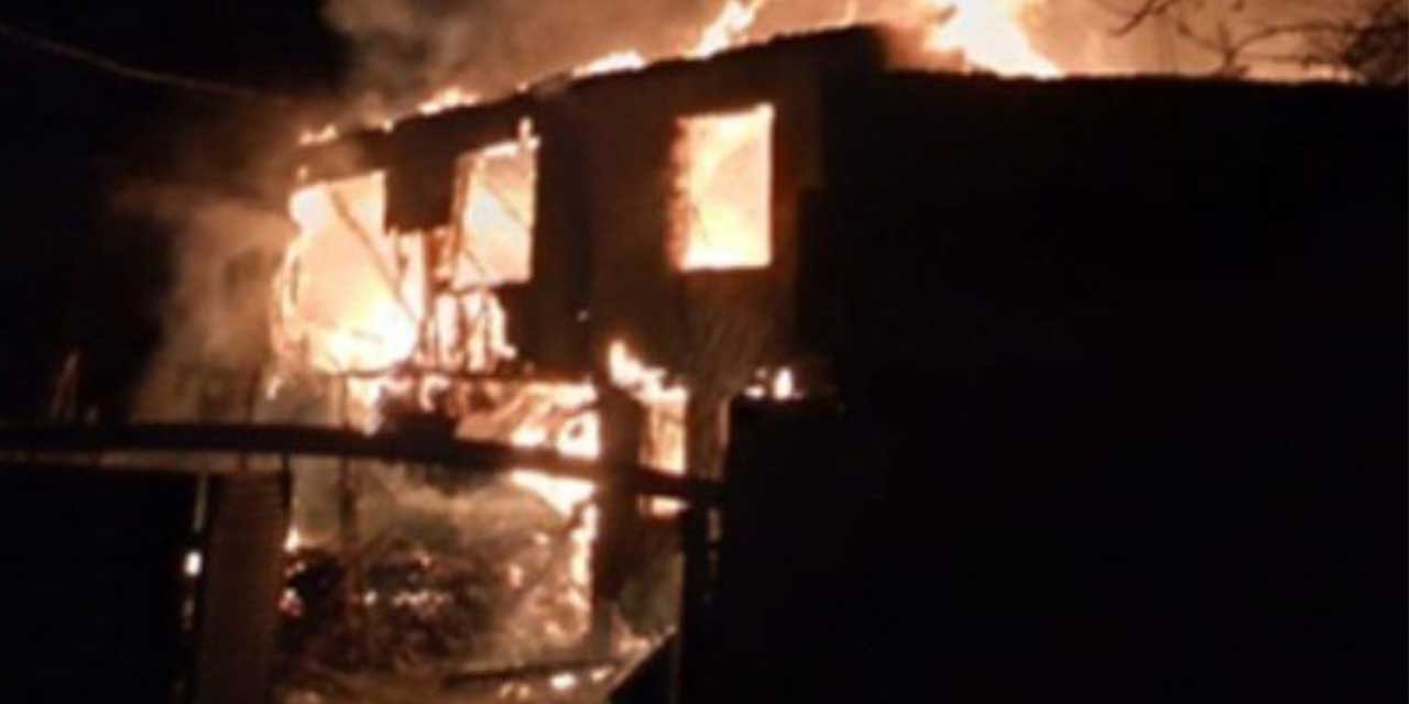 Alevlere teslim olan iki katlı ev küle döndü!