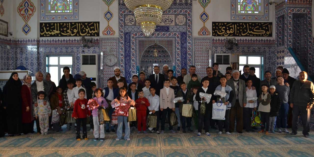 Namaza gelen öğrenciler ödüllendirildi