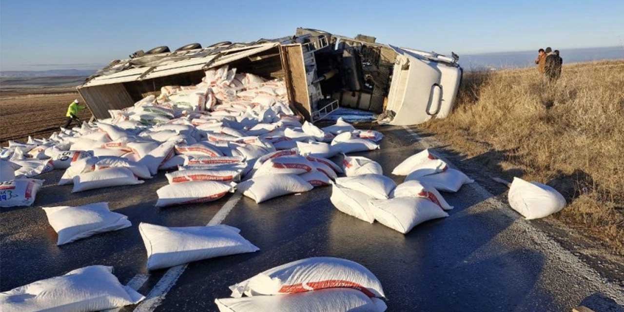 Yem yüklü tır devrildi!