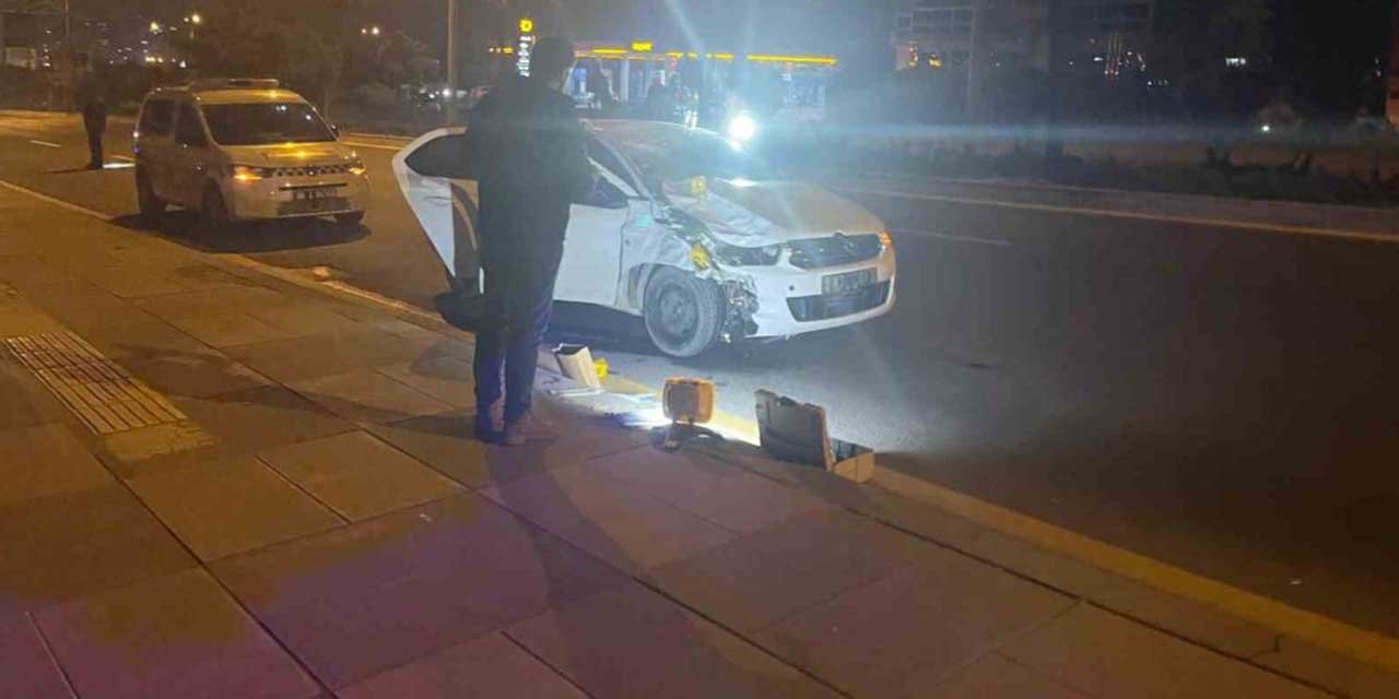 Otomobil kaldırımdaki yayalara çarptı: 2 ölü