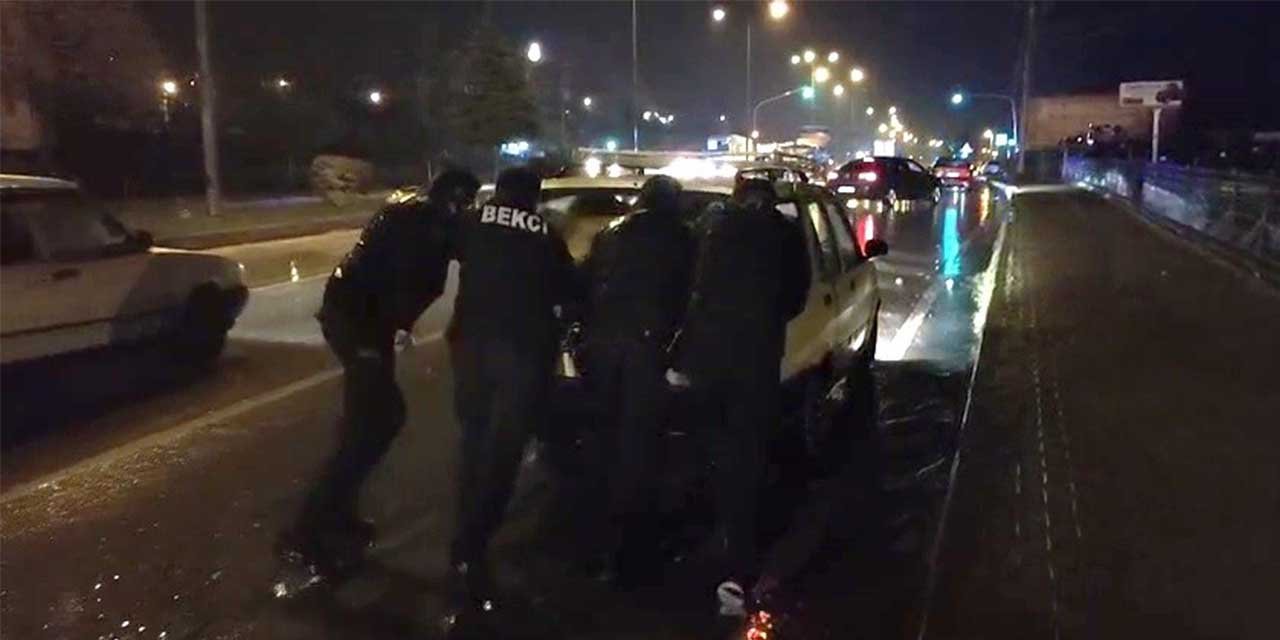 Otomobil yolda kaldı, bekçiler kenara çekti