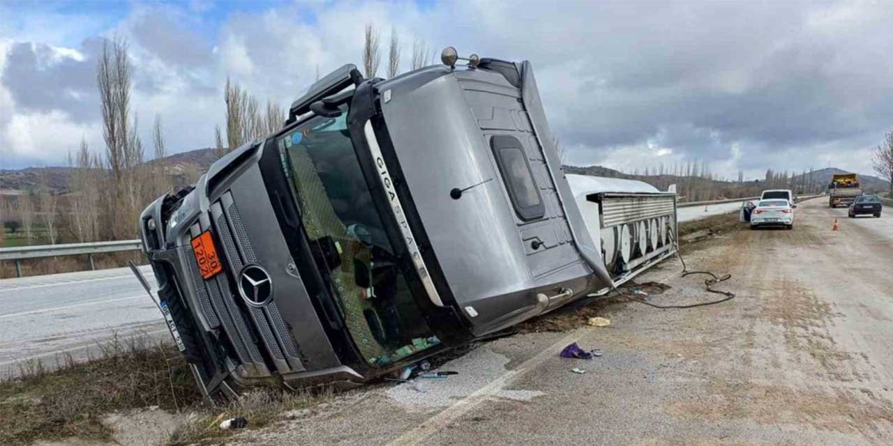Akaryakıt yüklü tanker devrildi