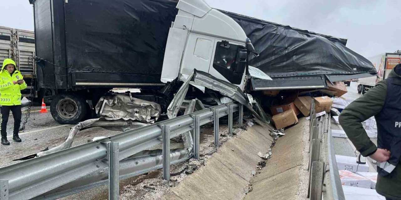 D100’de bariyerlere çarpan tırdaki 2 kişi yaralandı