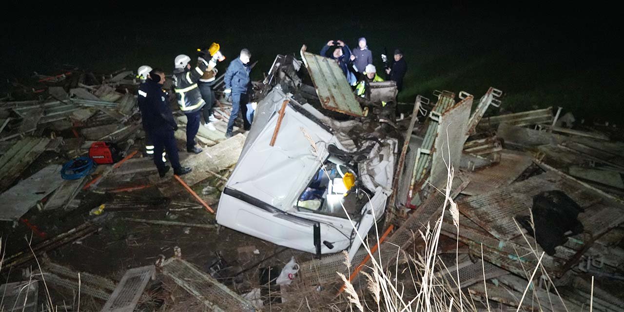 Kırıkkale’de bariyerleri parçalayan tır hurda yığınına döndü