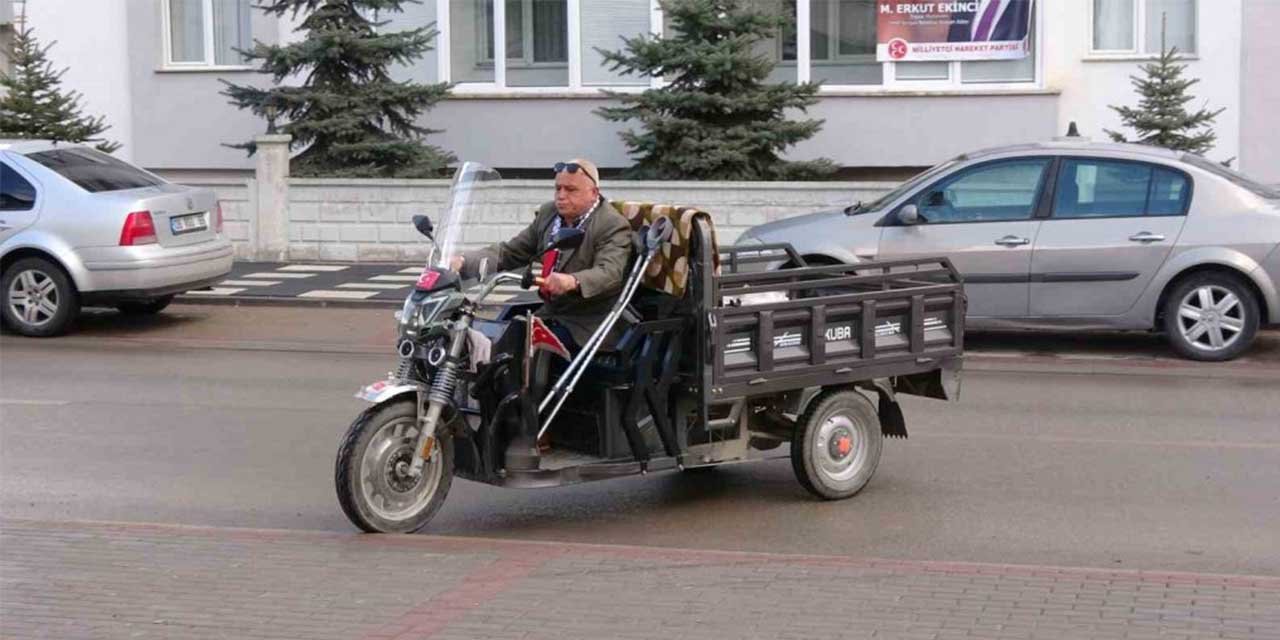 Her gün ihtiyaç sahiplerine ekmek ve gıda taşıyor