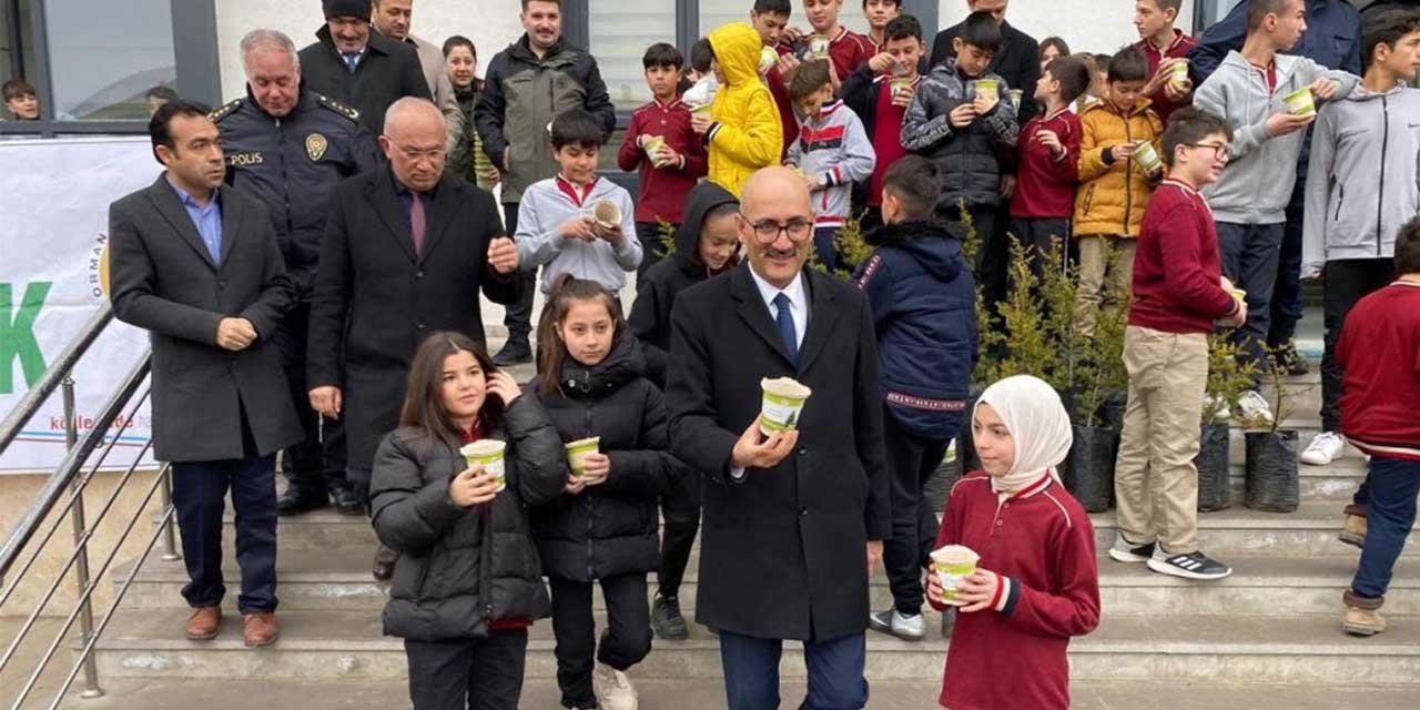 Sorgun’da minik eller gelecek için fidan dikti