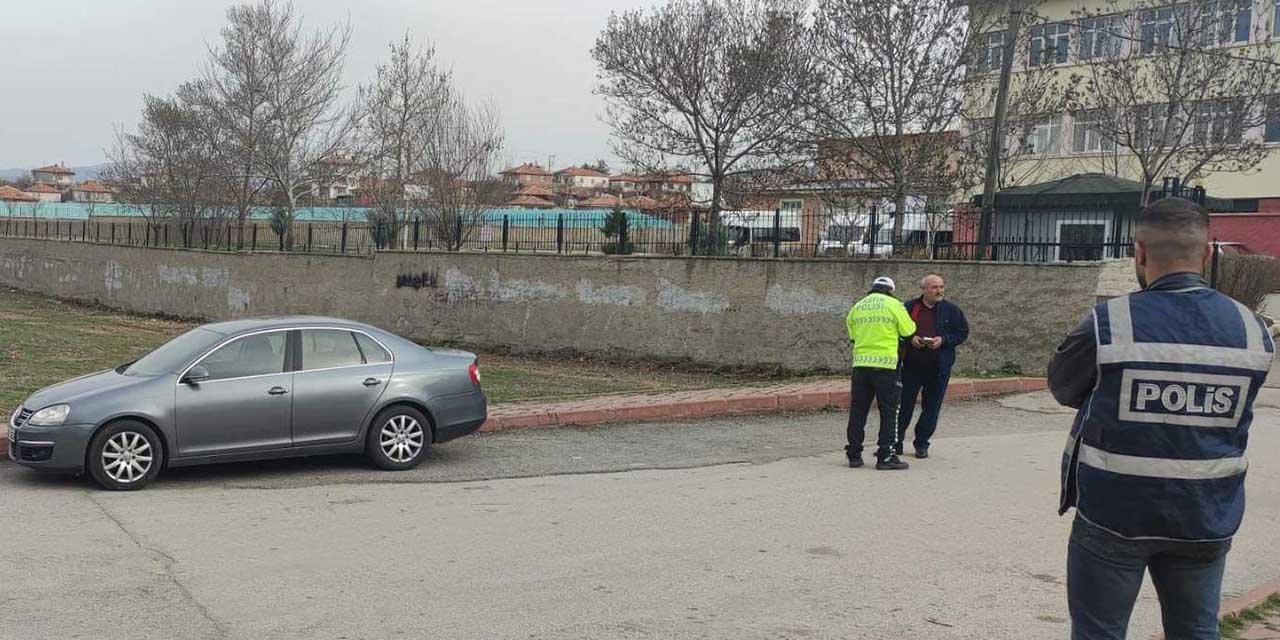 Polisler, okul önlerinde kuş uçurtmuyor!