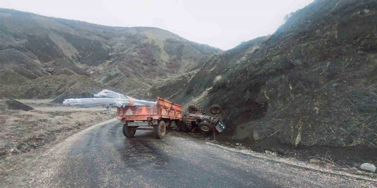 Devrilen traktörün altında kalan sürücü yaralandı