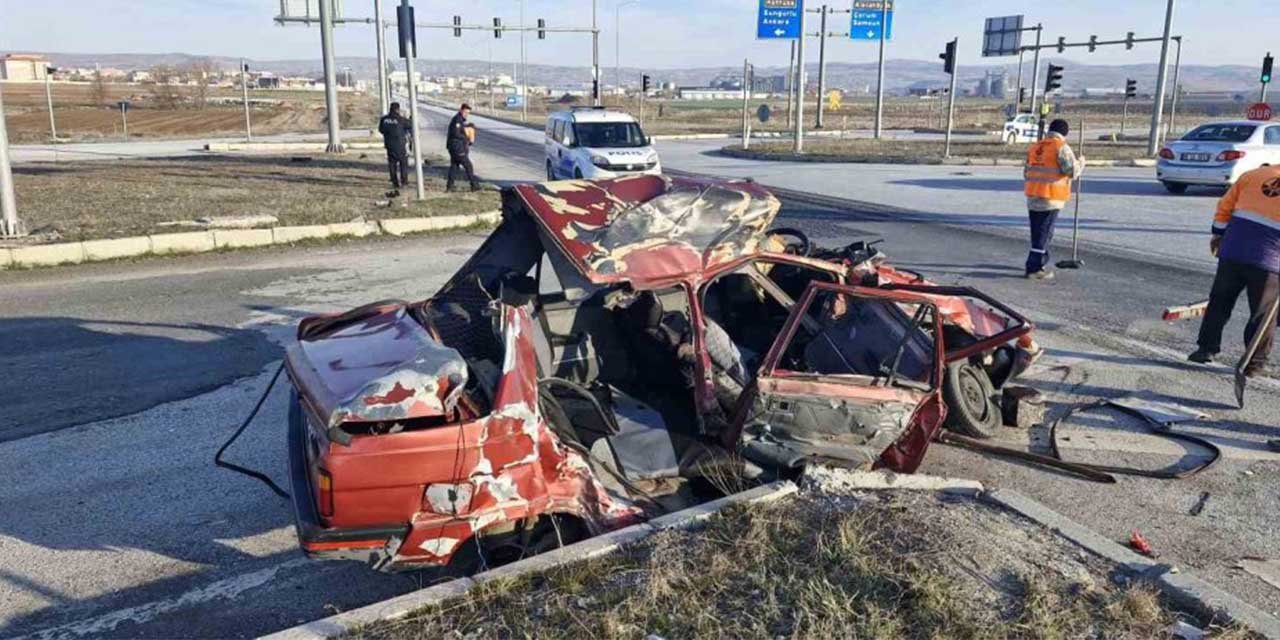 Kamyon, çarptığı otomobili biçti: 1 ağır yaralı