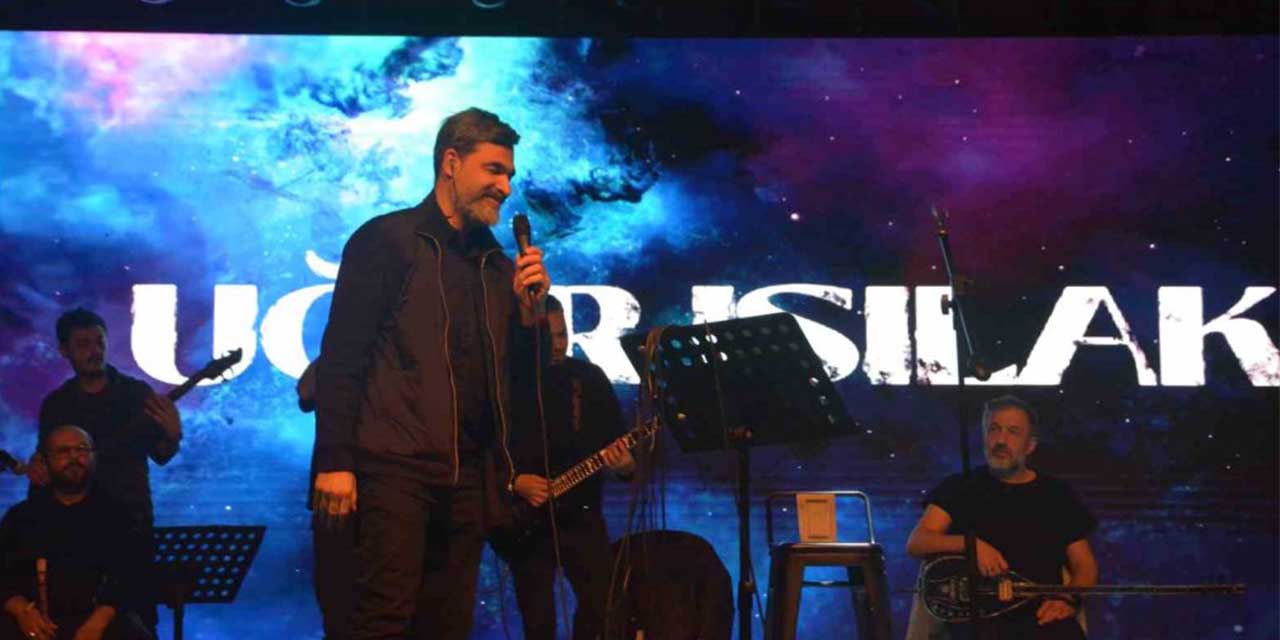 Uğur Işılak konserinde salon doldu taştı