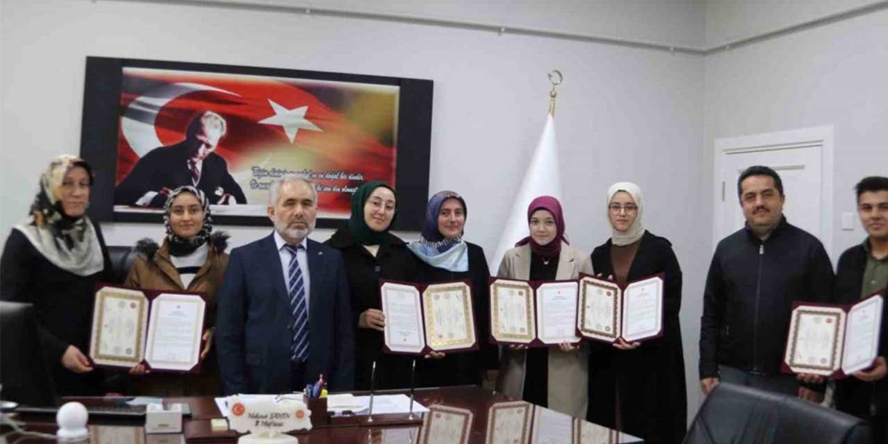 Hafızlık sınavını başarıyla tamamlayan öğrencilere belgeleri verildi