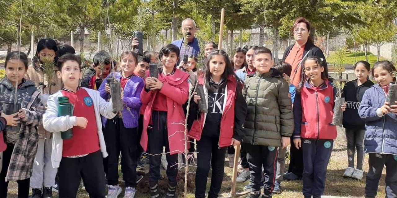 Minik öğrenciler yarınlar için fidan dikti