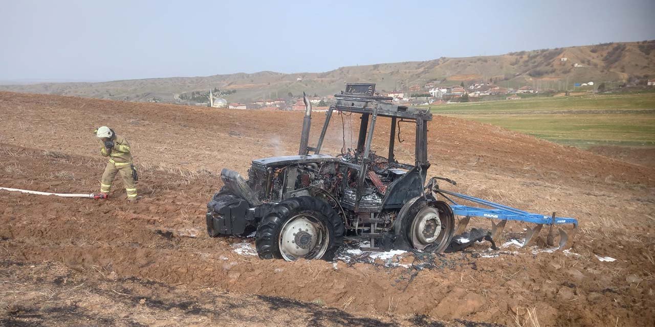 Tarlasını sürdüğü traktör alev alev yandı