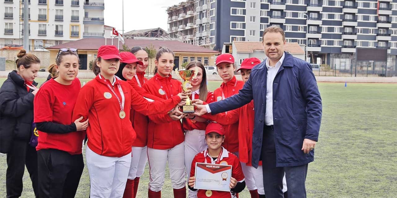 Beyzbol şampiyonları ödüllendirildi