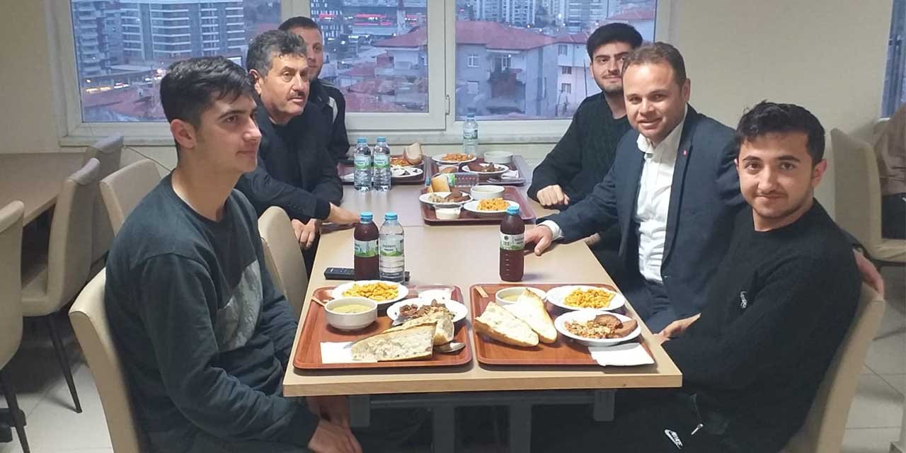 Yurt öğrencileriyle iftar
