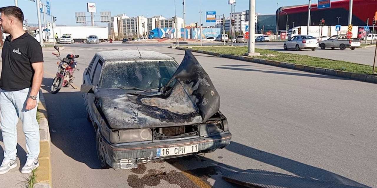 Seyir halindeyken yanan otomobil kullanılmaz hale geldi
