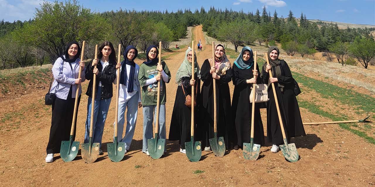 Öğrenciler şehitler için fidan diktiler