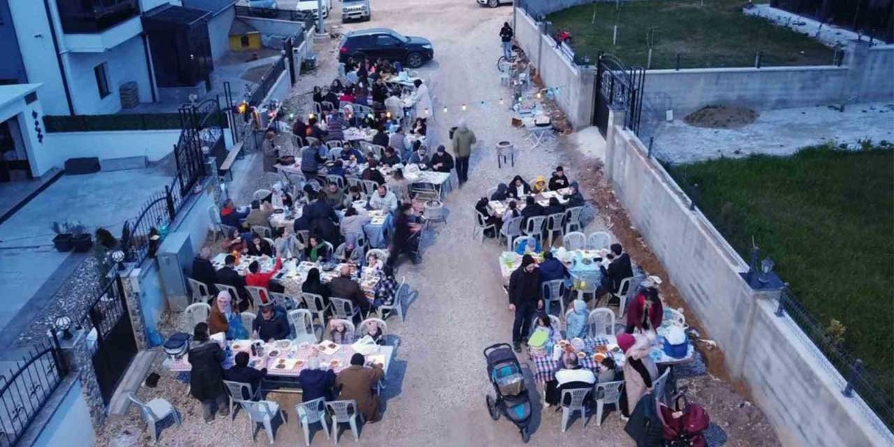 Tüm mahalle sakinleri aynı sofrada iftar açtı