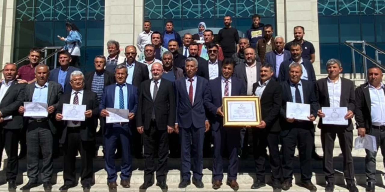 Hüseyin Özçelik, mazbatasını aldı