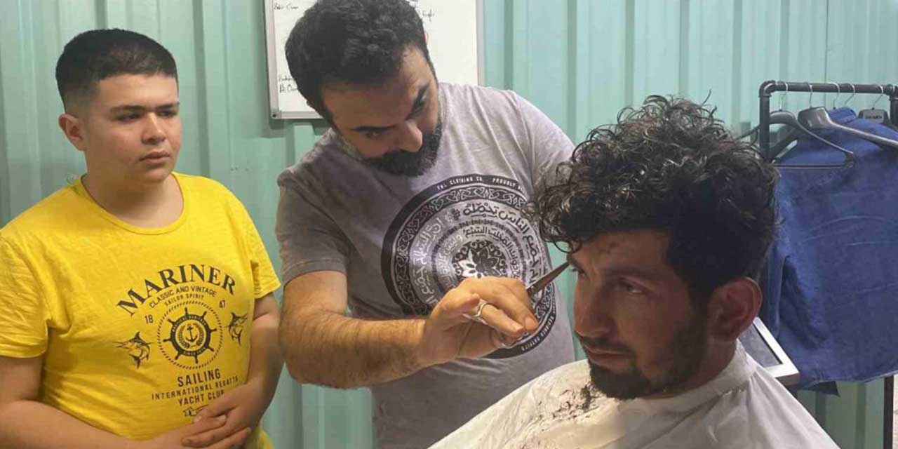 Berberler ve kuaförlerde bayram yoğunluğu: Mesaileri gece yarısına kadar uzadı