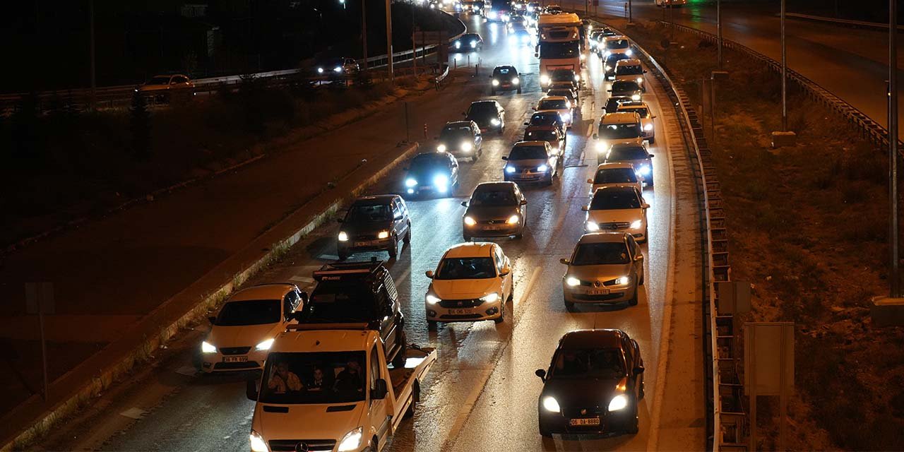 Kırıkkale’de kilometrelerce araç kuyruğu oluştu