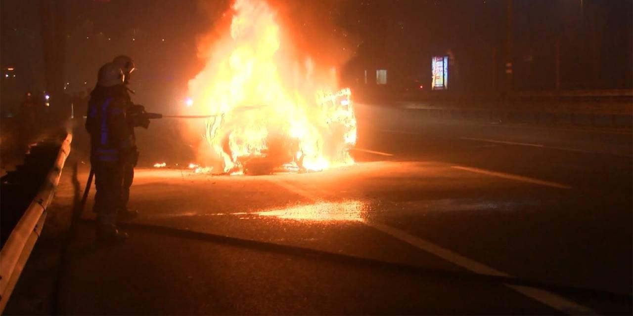 Seyir halindeki araç alev alev yandı