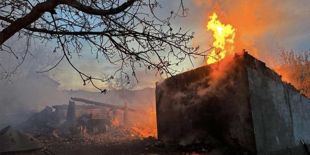 Alevlere teslim olan 2 ev küle döndü