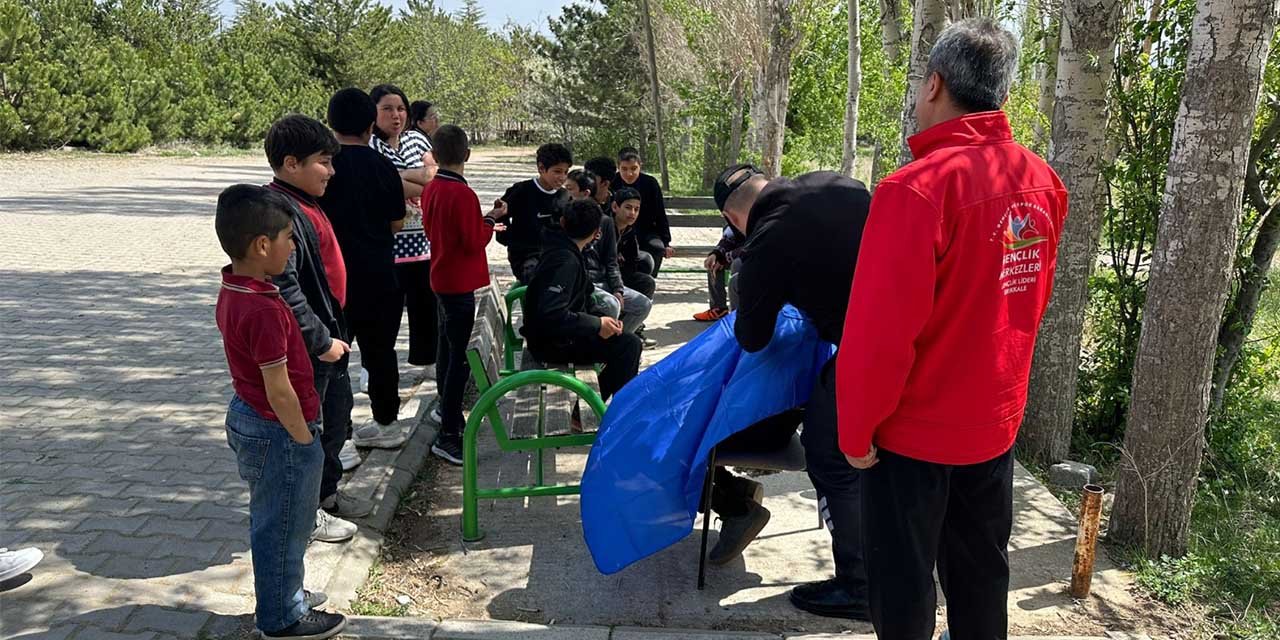 Çocukların tıraşı gençlik merkezi üyelerinden