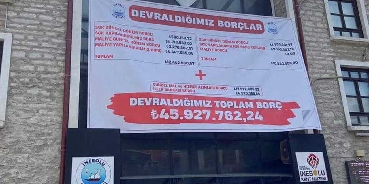 Belediye başkanı devralınan borçları belediye binası duvarına astırdı