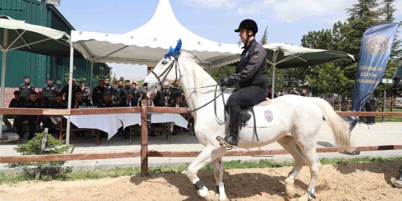 Atlı polislere taze kan