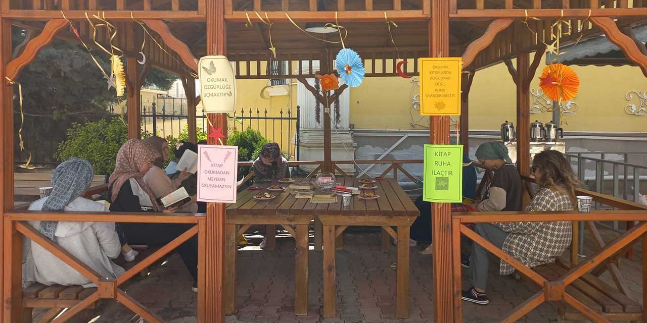 Yurt öğrencilerinden kitap okuma etkinliği