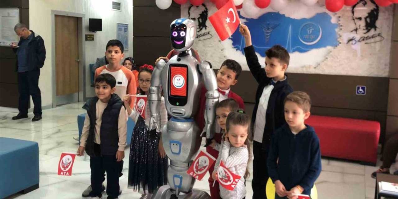 23 Nisan coşkusunu Robot Ada ile kutladılar