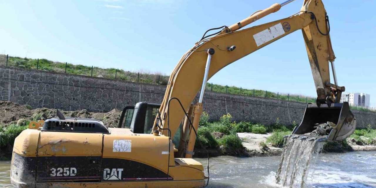 ASKİ Ankara Çayı’nı temizliyor