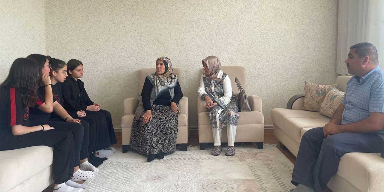 Şehitliği ziyaret ettiler, dua ettiler