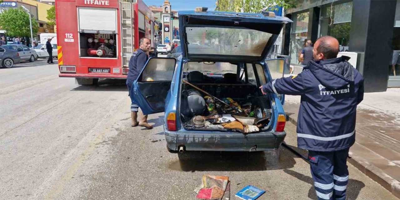 Alaca’da park halinde otomobil yandı