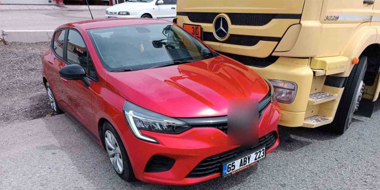 Tırın sürüklediği otomobildeki 5 kişilik aile yara almadan kurtuldu