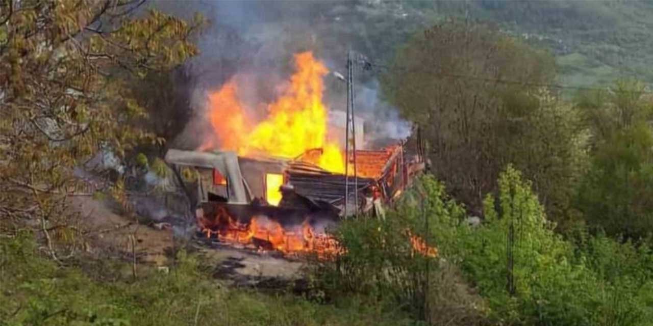 Sobadan çıktığı tahmin edilen yangında bir ev kullanılamaz hale geldi