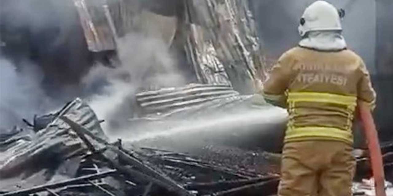 Hurda deposu alev alev yandı