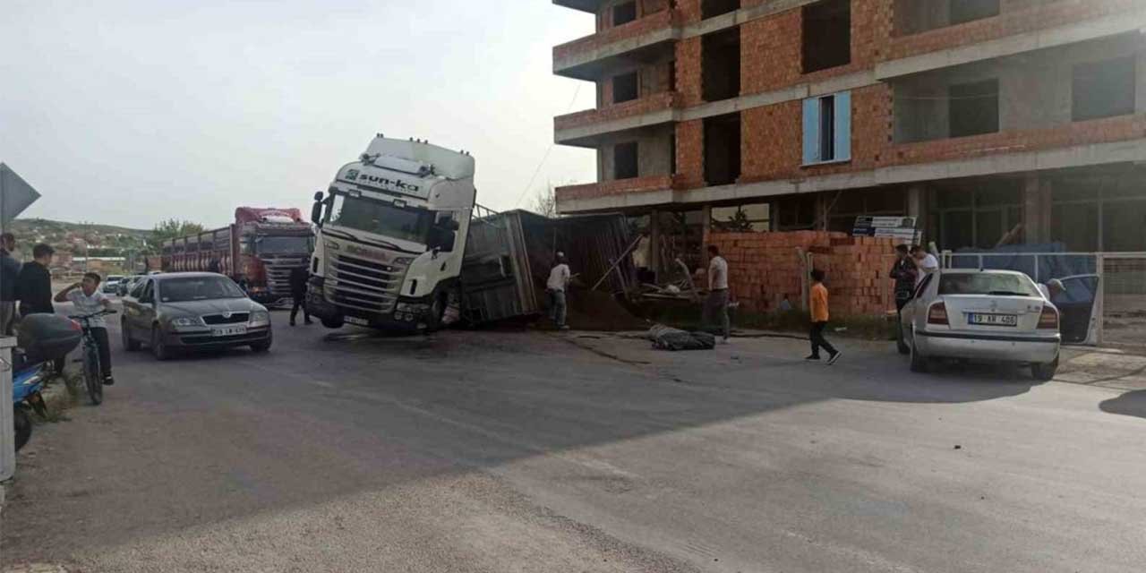 Kum boşaltan tır dorsesi yan yattı