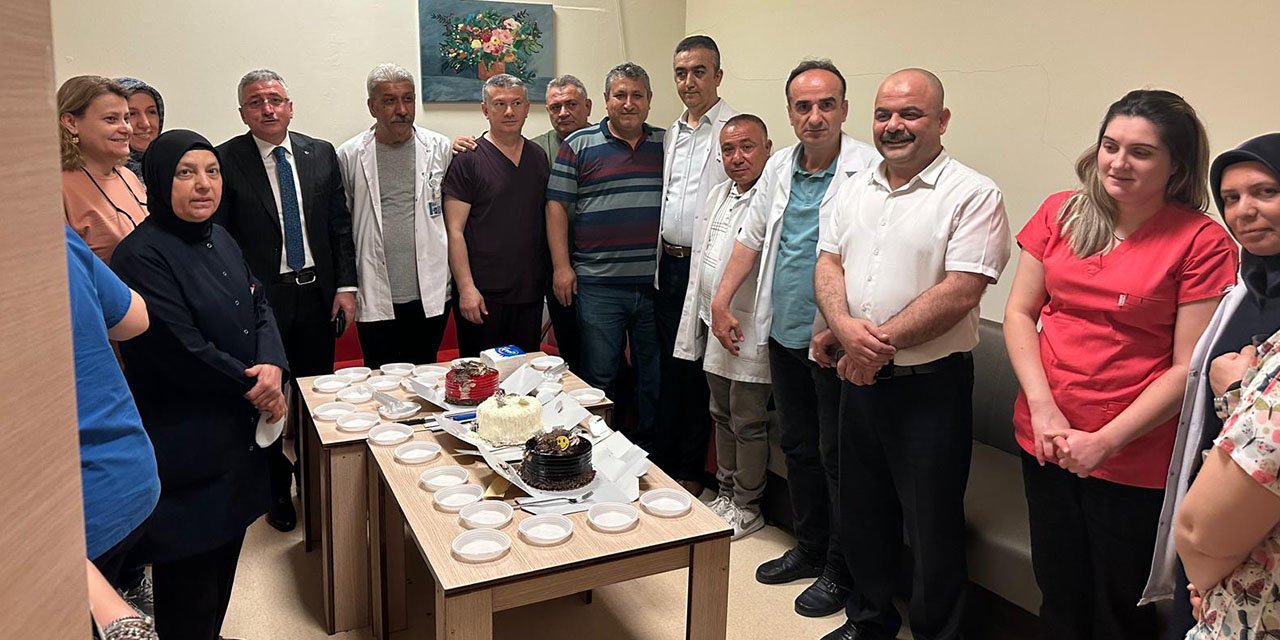 Sağlık-Sen, laborantlarla pasta kesti