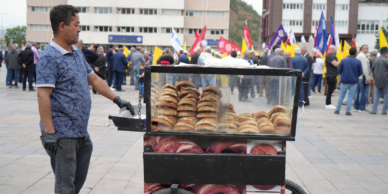 Bir tarafta kutlama, diğer tarafta ekmek parası