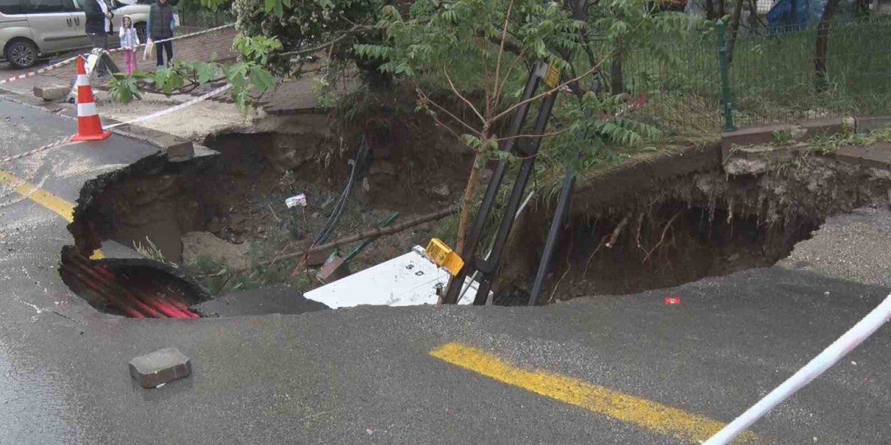 Ankara’da çöken yol elektrik direğini yuttu