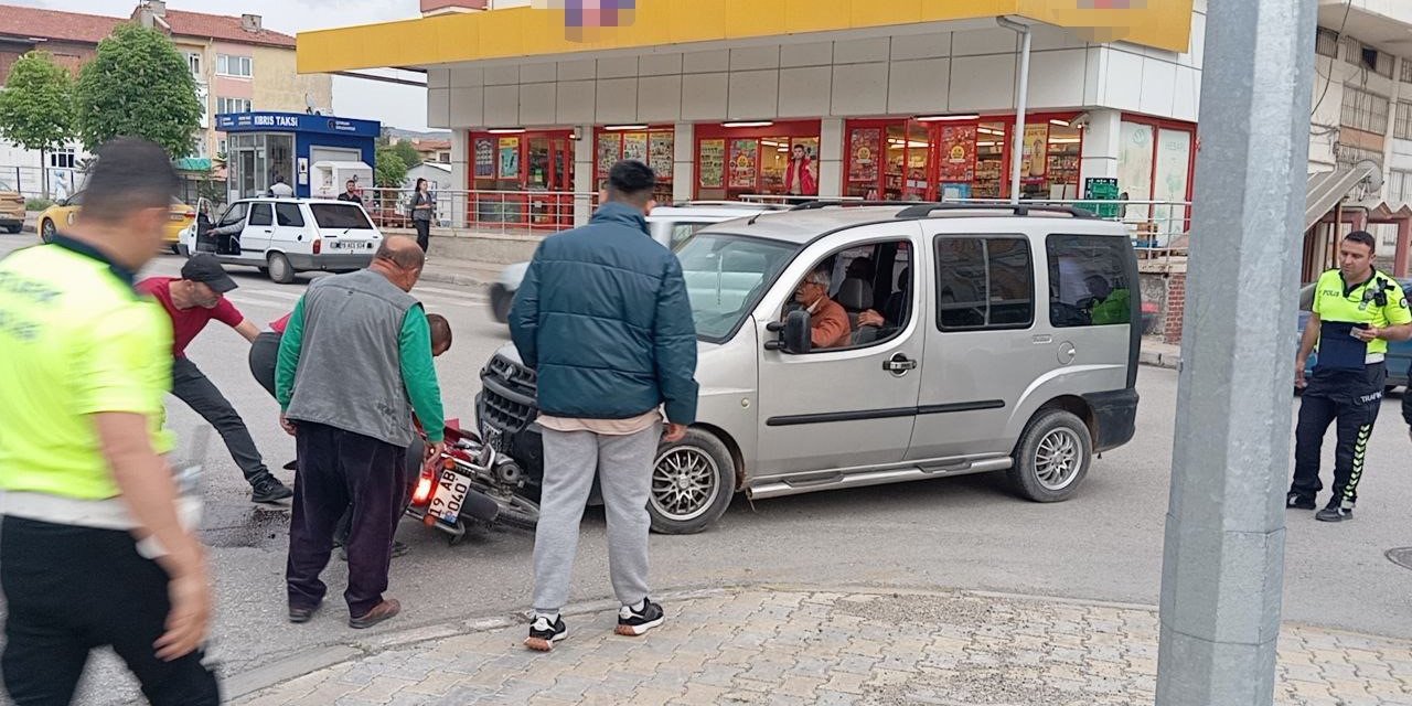 Hafif ticari araç ile motosiklet çarpıştı